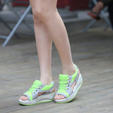 Sandales muffins à lacets et découpes contrastantes