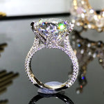 Bague en argent sterling 925 dans la main