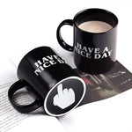 Tasse drôle avec le doigt du milieu