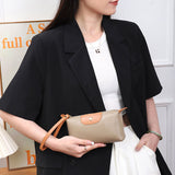 Pochette en cuir légère avec grand espace et fermeture éclair au poignet