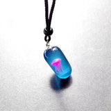 Collier de méduses qui brille dans le noir