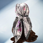 Foulard en Satin de Soie Imprimé Fleuri Botanique