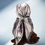 Foulard en Satin de Soie Imprimé Fleuri Botanique
