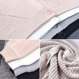 Pull en Tricot Boutonné à Manches Bouffantes et Col en V de Couleur Unie