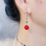 Boucles d'oreilles élégantes longues boules rouges pleines de diamants