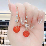 Boucles d'oreilles élégantes longues boules rouges pleines de diamants