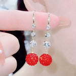 Boucles d'oreilles élégantes longues boules rouges pleines de diamants