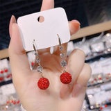 Boucles d'oreilles élégantes longues boules rouges pleines de diamants