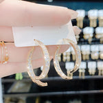 Boucles d'oreilles incurvées en croix à la mode