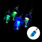 Collier de méduses qui brille dans le noir