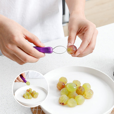 Outil pour éplucher les raisins