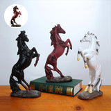 Cheval en résine debout