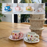 Tasse en céramique avec fleurs peintes à la main