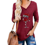 T-shirt de Noël à col en V et imprimé verres à vin pour femmes