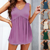 Gilet d'été en dentelle avec un décolleté en V