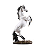 Cheval en résine debout