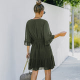 Robe en mousseline à volants et encolure en V